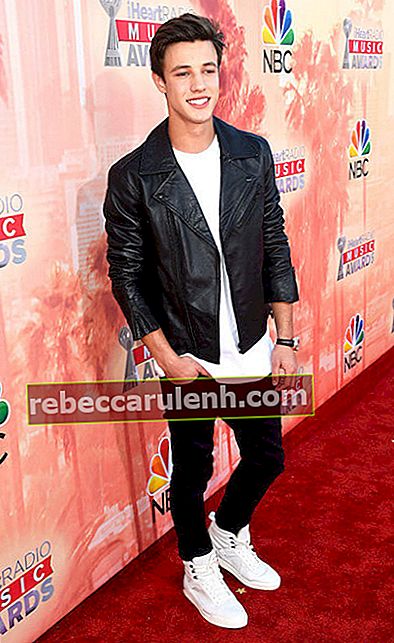 Cameron Dallas na ceremonii rozdania nagród NBC iHeartRadio Music Awards 2015