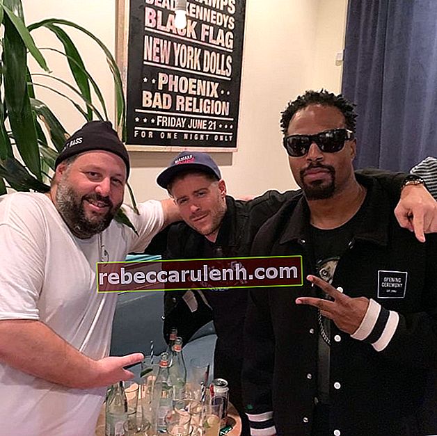 Шон Уейънс, както се вижда на снимка, направена с Джони Ейбрахамс и Майк Б в The Friends Bar през май 2019 г.