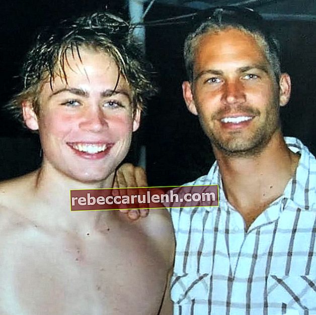 Cody Walker (à gauche) en souriant sur une photo aux côtés de son défunt frère, acteur populaire et philanthrope, Paul Walker