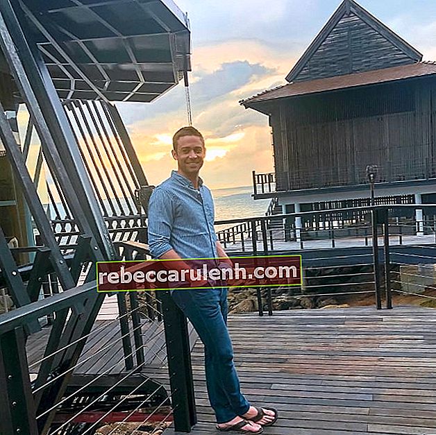 Cody Walker comme vu en posant pour la caméra au Ritz-Carlton à Langkawi, Malaisie en octobre 2019