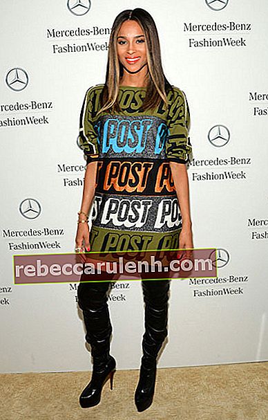 Ciara на Ню Йоркската седмица на модата пролет 2014, показваща роклята на Bernhard Willhelm Fall 2013