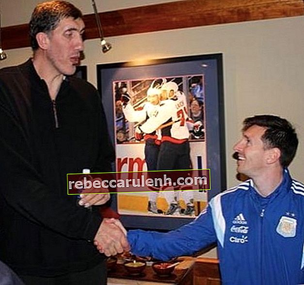 Gheorghe Mureșan vu en serrant la main du footballeur professionnel argentin Lionel Messi