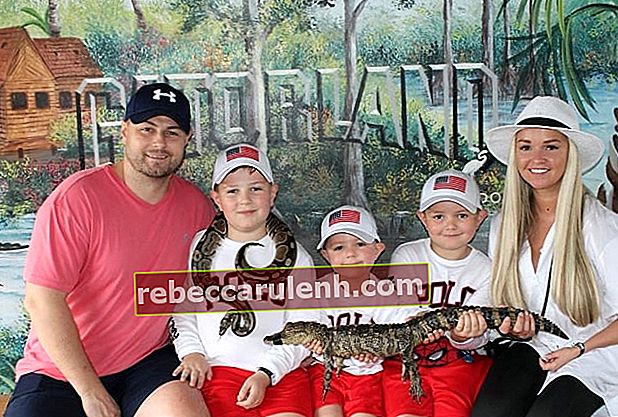 Jennifer Ellison, wie sie im Dezember 2019 im Gatorland in Orlando, Florida, für ein Foto mit ihrer Familie posiert