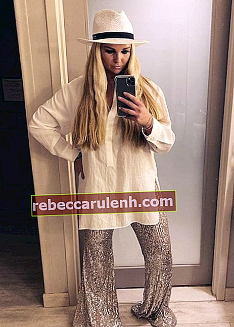 Jennifer Ellison clique sur un selfie miroir à Universal Orlando Resort en Floride, aux États-Unis, en janvier 2019