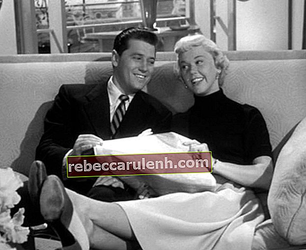 Дорис Дей, както се вижда заедно с Гордън Макрей в кадър от трейлъра на филма "Starlift" (1951)