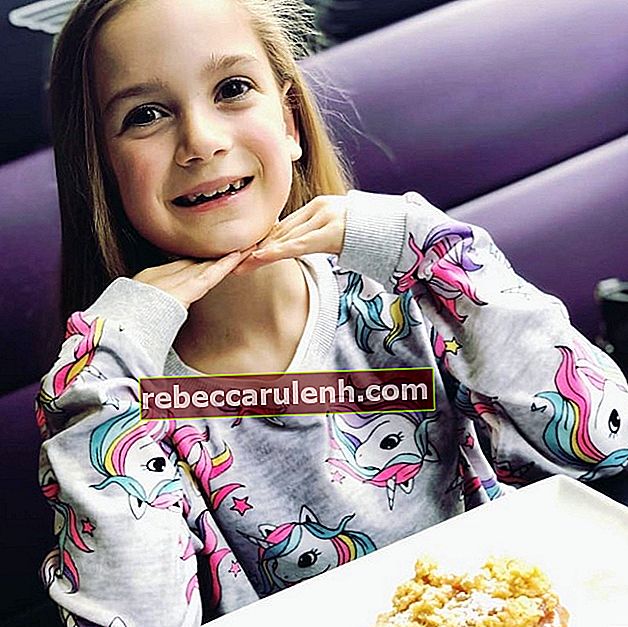 Тили Милс, както е видяна, докато се усмихва за снимка, докато се наслаждава на разпадането на ябълката си в Creams Cafe Windsor в Беркшир, Англия, Великобритания през май 2019 г.