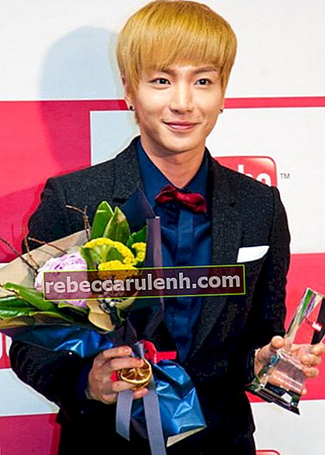 Leeteuk, както се вижда на снимка, направена на церемонията по награждаването на YouTube през 2011 г.