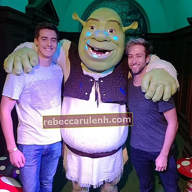 DenisDailyYT et YouTuber Alex aux côtés du personnage éponyme du film Shrek en août 2017