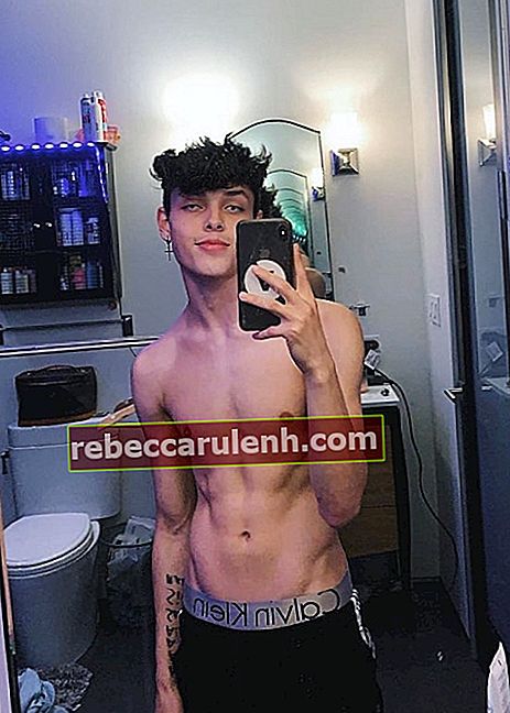 Christopher Romero vu en prenant un selfie dans un miroir torse nu à Los Angeles, Californie, États-Unis en septembre 2019