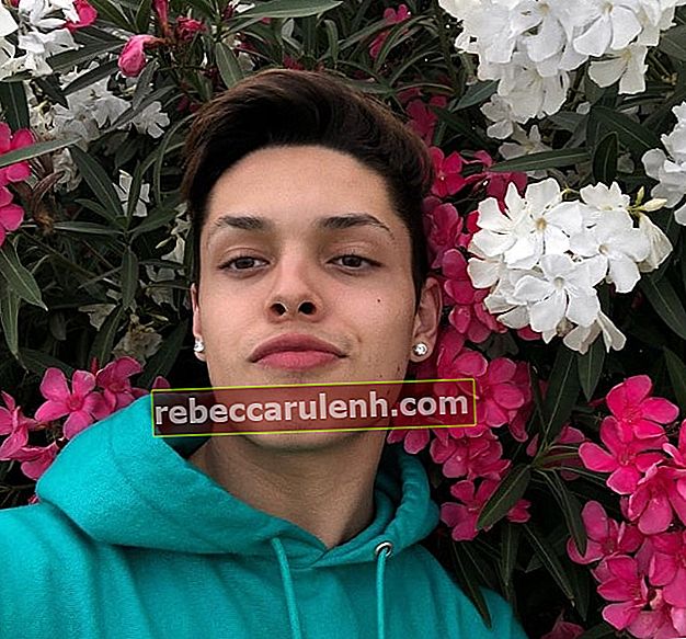 Christopher Romero widziany podczas robienia selfie z kwiatami w Los Angeles, Kalifornia, Stany Zjednoczone w maju 2018 r