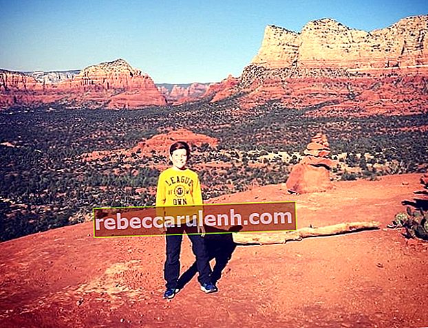 Carter Hastings comme on le voit tout en posant pour l'appareil photo après une randonnée à Bell Rock à Yavapai, Arizona, États-Unis en décembre 2014