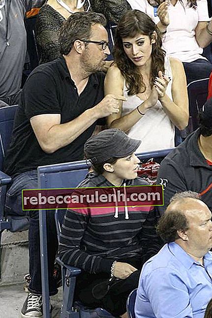 Matthew Perry et Lizzy Caplan regardant un match de tennis - US Open 2011