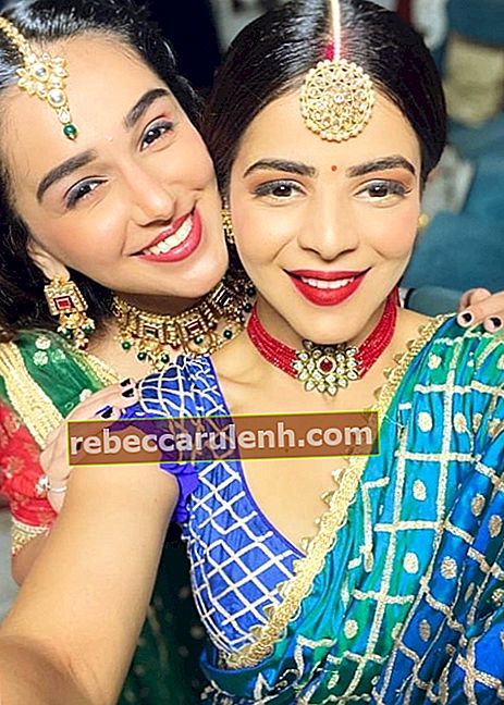 Jigyasa Singh (a destra) fa un selfie con Rachana Mistry nel novembre 2020