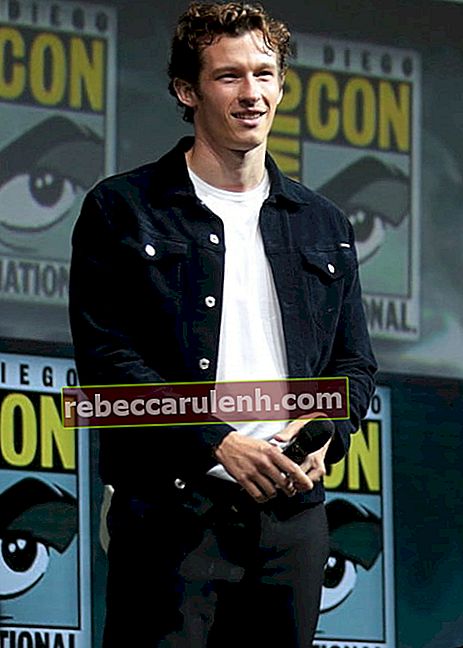 Callum Turner na San Diego Comic Con w lipcu 2018 r