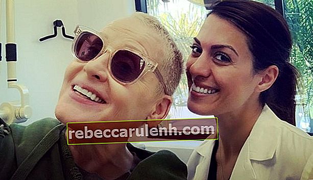 Lori Petty mentre fa clic su un selfie con il suo dentista presso SmileOn Dentistry a Marina del Rey, nella contea di Los Angeles, California, Stati Uniti nel novembre 2019