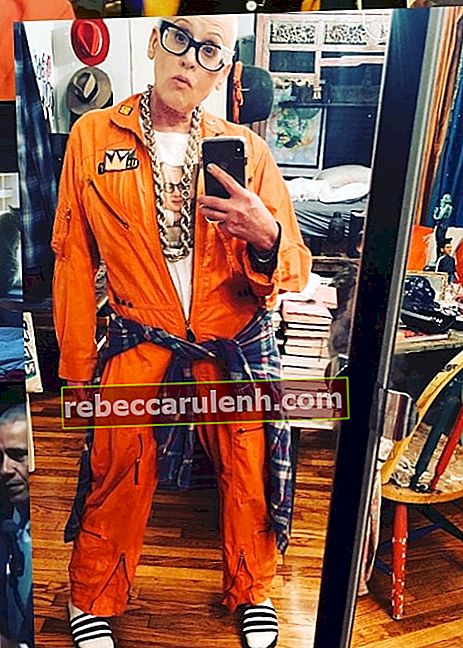 Lori Petty vue en prenant un selfie miroir à Venice Beach à Los Angeles, Californie en octobre 2019