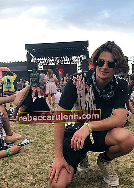 Joel Adams als gesehen beim Posieren für die Kamera beim Coachella Valley Musik- und Kunstfestival im Riverside County, Kalifornien, USA im April 2019
