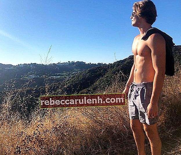 Joel Adams widziany podczas pozowania do oszałamiającego zdjęcia bez koszuli podczas wędrówki po Franklin Canyon Park w Los Angeles w Kalifornii we wrześniu 2018 r.