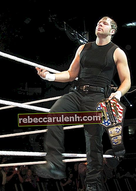 Dean Ambrose debout près du ring en juillet 2013