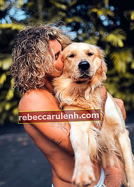 Джей Алварес, както се вижда на снимка, направена на Хавай с кучето му Купидон през януари 2020 г.