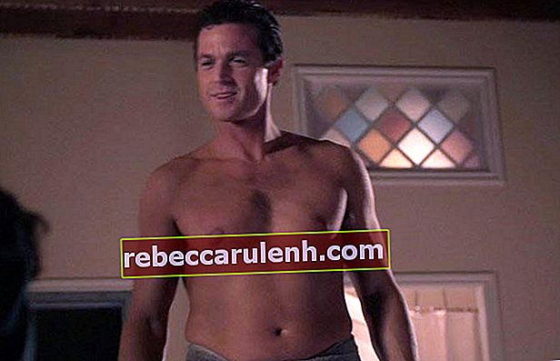 Eric Close a torso nudo in una scena della miniserie TV Seven Deadly Sins