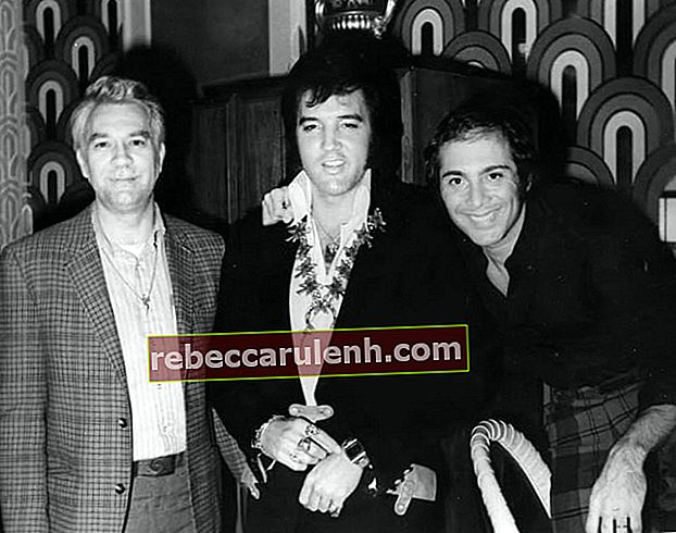 De gauche à droite - Bill Porter, Elvis Presley et Paul Anka vus le 5 août 1972 au Hilton de Las Vegas