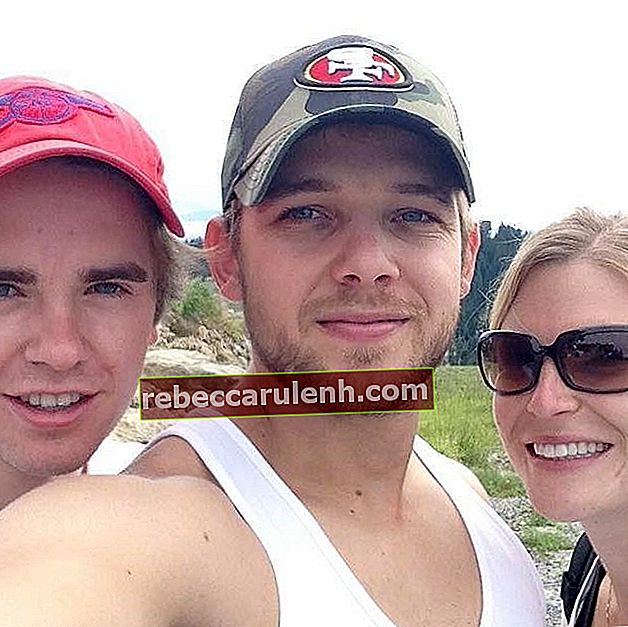 Max Thieriot posant pour un selfie avec sa femme Lexi et Freddie Highmore