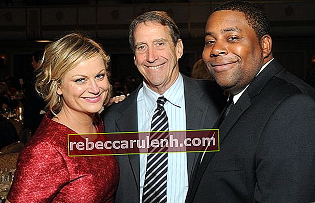 Кинан Томпсон (в правом углу) вместе с Эми Полер на 72-м ежегодном обеде Peabody Awards в мае 2013 года.