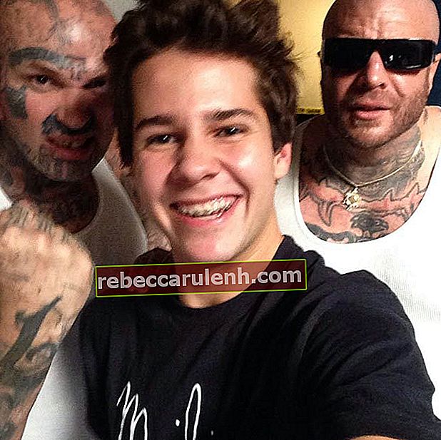 David Dobrik indossa le parentesi graffe in un selfie su Instagram nel settembre 2014