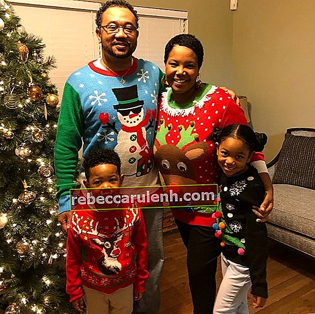 Kellie Shanygne Williams sur une photo de Noël avec sa famille en décembre 2017