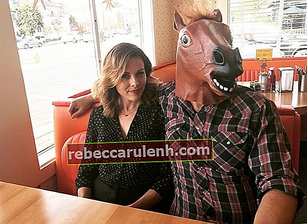 Julie Mond come si vede in una foto accanto a Mike Postalakis, con indosso una finta testa di cavallo, al Cindy's Eagle Rock Restaurant nel luglio 2017