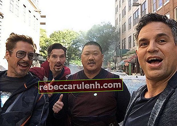 Benedict Wong (troisième à partir de la gauche) avec le casting des Avengers