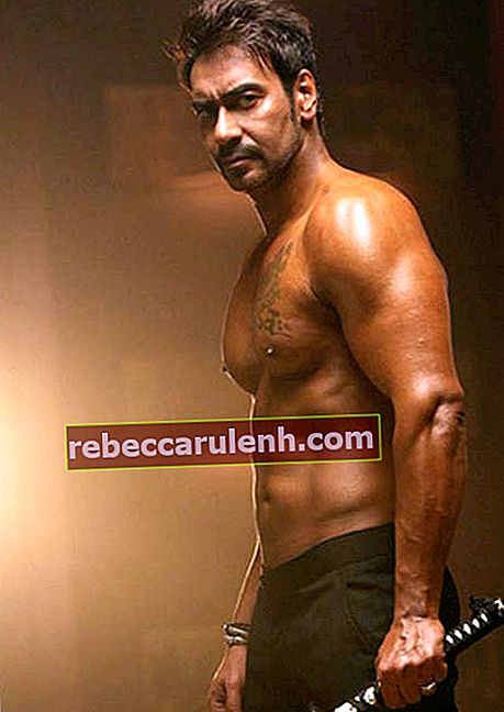 Ajay Devgan torse nu lors d'une séance photo de mannequinat en 2014