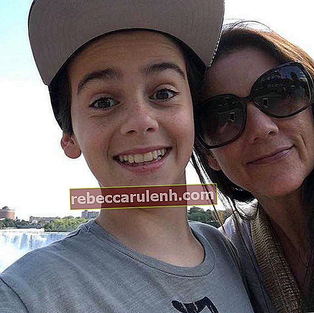 Джак Дилън Грейзър с майка си в селфи в Instagram през май 2017 г.