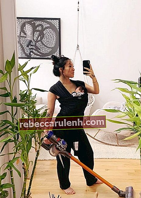 Asa Akira in un selfie scattato con il suo bambino nell'aprile 2019