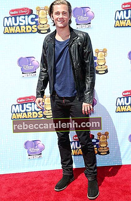 Люк Бенуърд на музикалните награди на Radio Disney през април 2014 г.