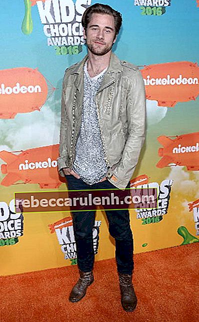 Люк Бенуърд на наградите за избор на деца на Nickelodeon през март 2016 г.