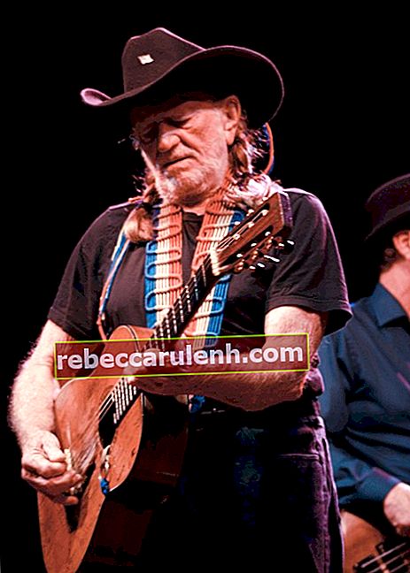 Willie Nelson si esibisce sul palco come si è visto nel giugno 2011