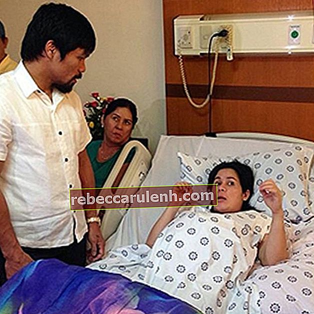 Jinkee Pacquiao, както се вижда на снимка, направена със съпруга й Мани Пакиао, докато е била в болницата през април 2014 г.