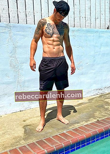 David Rodriguez comme on le voit sur une photo torse nu prise près d'une piscine en mai 2020
