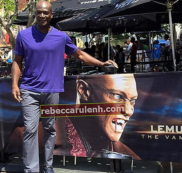 Peter Mensah mentre posa per una foto al Comic-Con International nel luglio 2017