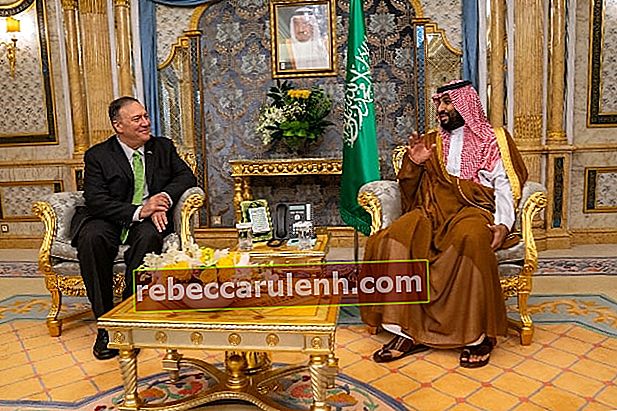 Mohammad bin Salman (à droite) sur une photo prise lors d'une rencontre avec le secrétaire d'État américain Michael R. Pompeo à Djeddah, en Arabie saoudite, en septembre 2019