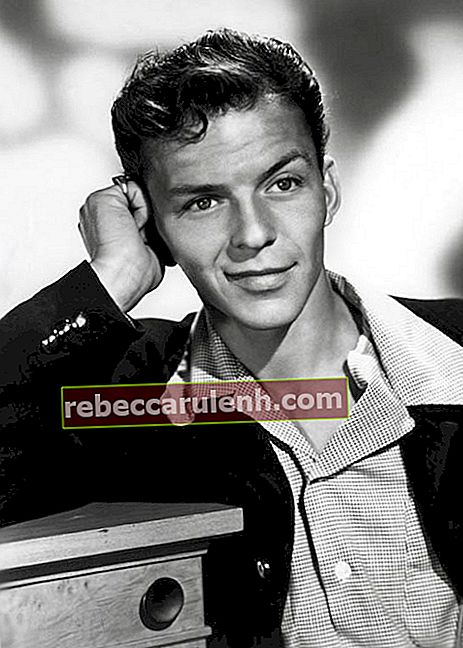 Frank Sinatra lors d'une séance photo dans les temps anciens