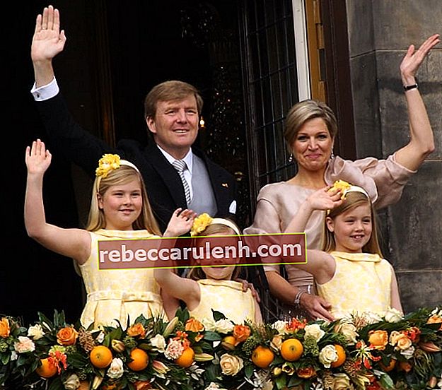 Крал Вилем-Александър, кралица Максима и принцеси Катарина-Амалия, Алексия и Ариана, заснети по време на сцената на балкона след абдикацията на Беатрикс през май 2013 г.