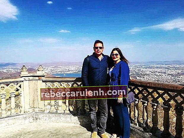 Алвира Хан Агнихотри позира за снимка със съпруга си в Monsoon Palace Sajjan Garh в Удайпур, Раджастан, Индия през февруари 2019 г.