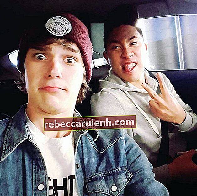 Mitchell Hope fa un selfie in macchina insieme a Daniel JC Puckey nell'agosto 2015