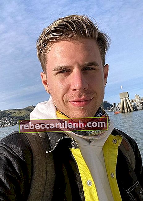 Eric Mondo visto mentre scattava un selfie a San Francisco, in California, nel gennaio 2020