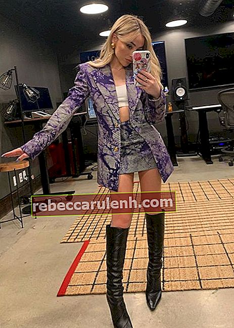 Sabrina Carpenter dans un selfie miroir en octobre 2020