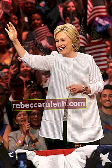 Хилари Клинтън в центъра на сцената на президентските първични избори през нощта през юни 2016 г. в Ню Йорк