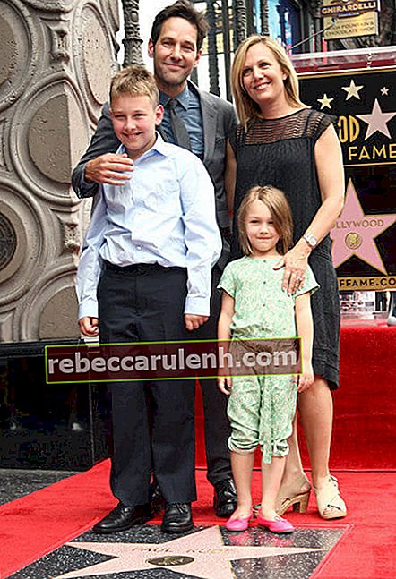 Пол Ръд със съпругата си Джули, сина Джак и дъщеря си Дарби на Холивудската алея на славата